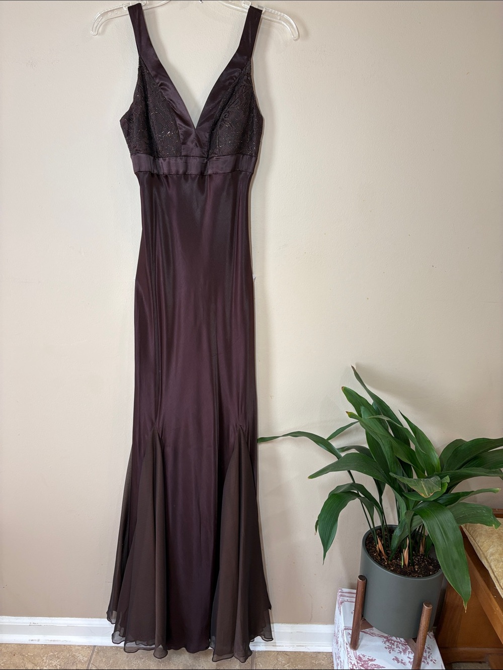Elegant Chocolate Brown V-Neck Evening Dress